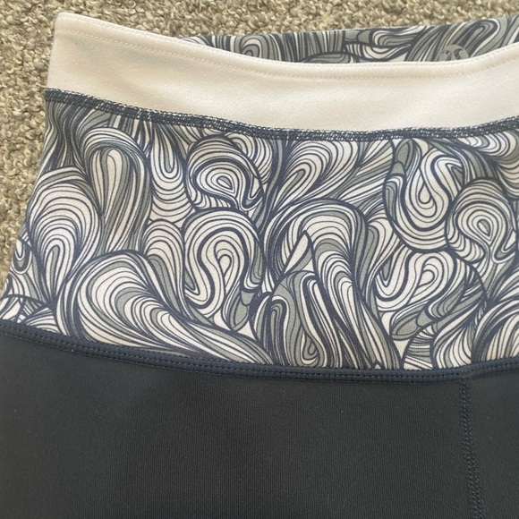 Lululemon Reversible Groove Crop Pants Pattern Wide Flare Leg Capri Yoga Size 4 - Picture 3 of 7